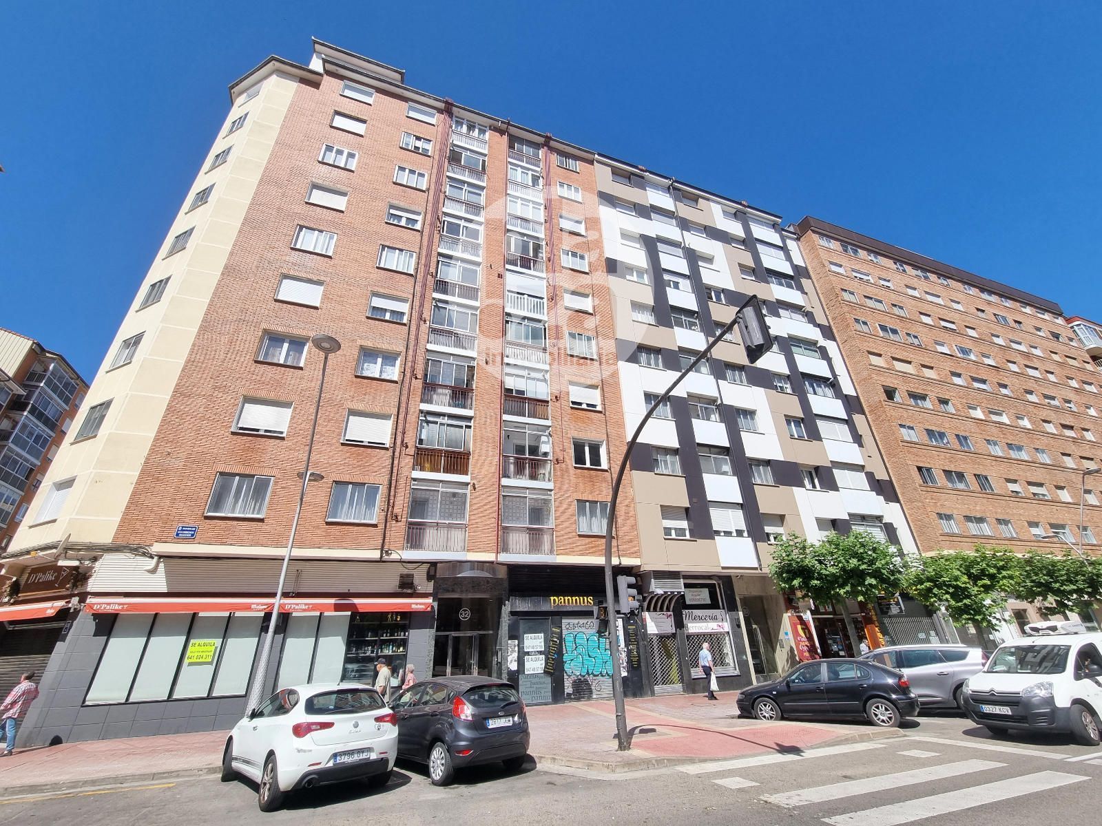 Vista exterior de Pis en venda en Burgos Capital amb Calefacció i Terrassa
