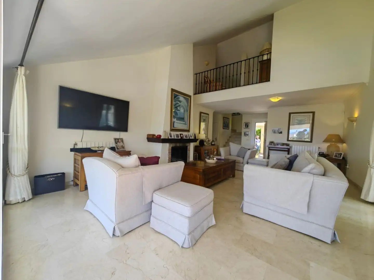 Sala d'estar de Casa o xalet en venda en Estepona amb Aire condicionat, Jardí privat i Terrassa