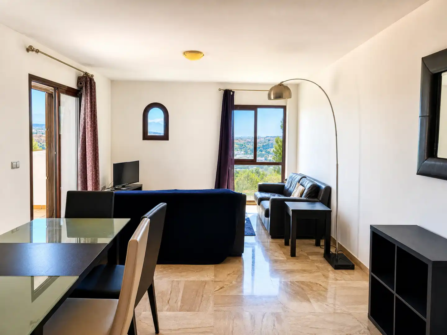 Sala d'estar de Apartament en venda en Casares amb Aire condicionat, Terrassa i Piscina