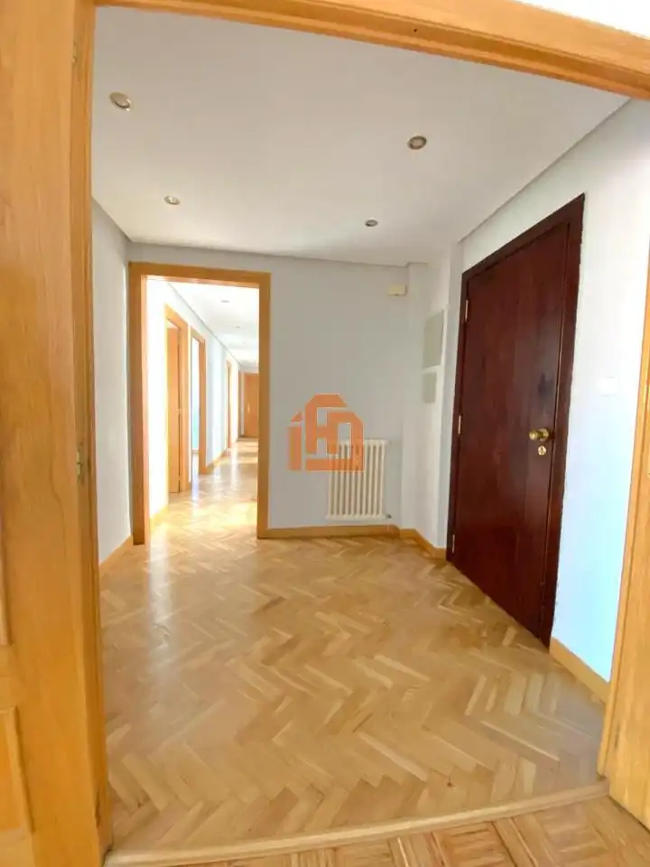 Piso en venta en León Capital  con Calefacción, Parquet y Terraza