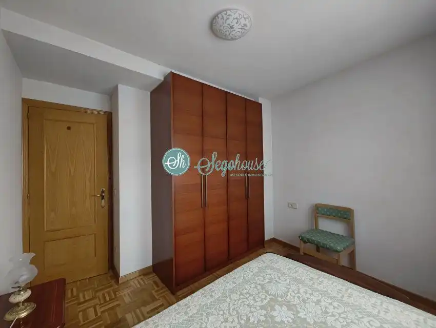 Habitación de Piso de alquiler en San Cristóbal de Segovia con Calefacción, Parquet y Amueblado