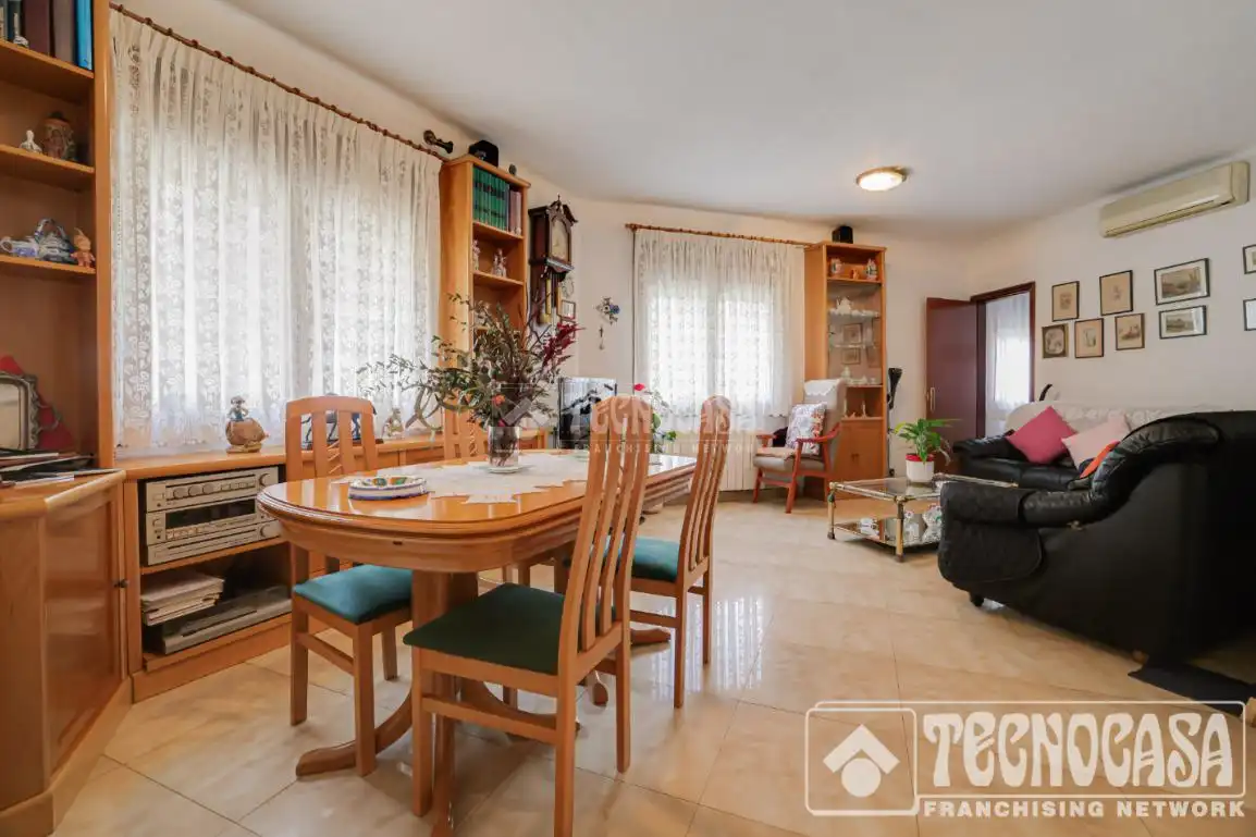 Sala de estar de Casa adosada en venta en Santa Coloma de Gramenet con Aire acondicionado, Calefacción y Parquet