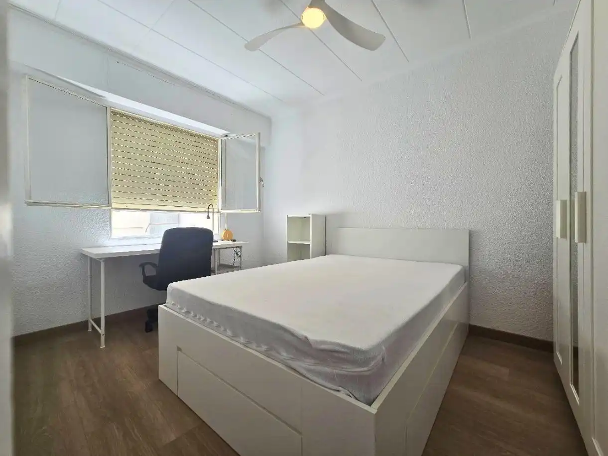 Habitación de Piso de alquiler en Elche / Elx con Amueblado y Balcón