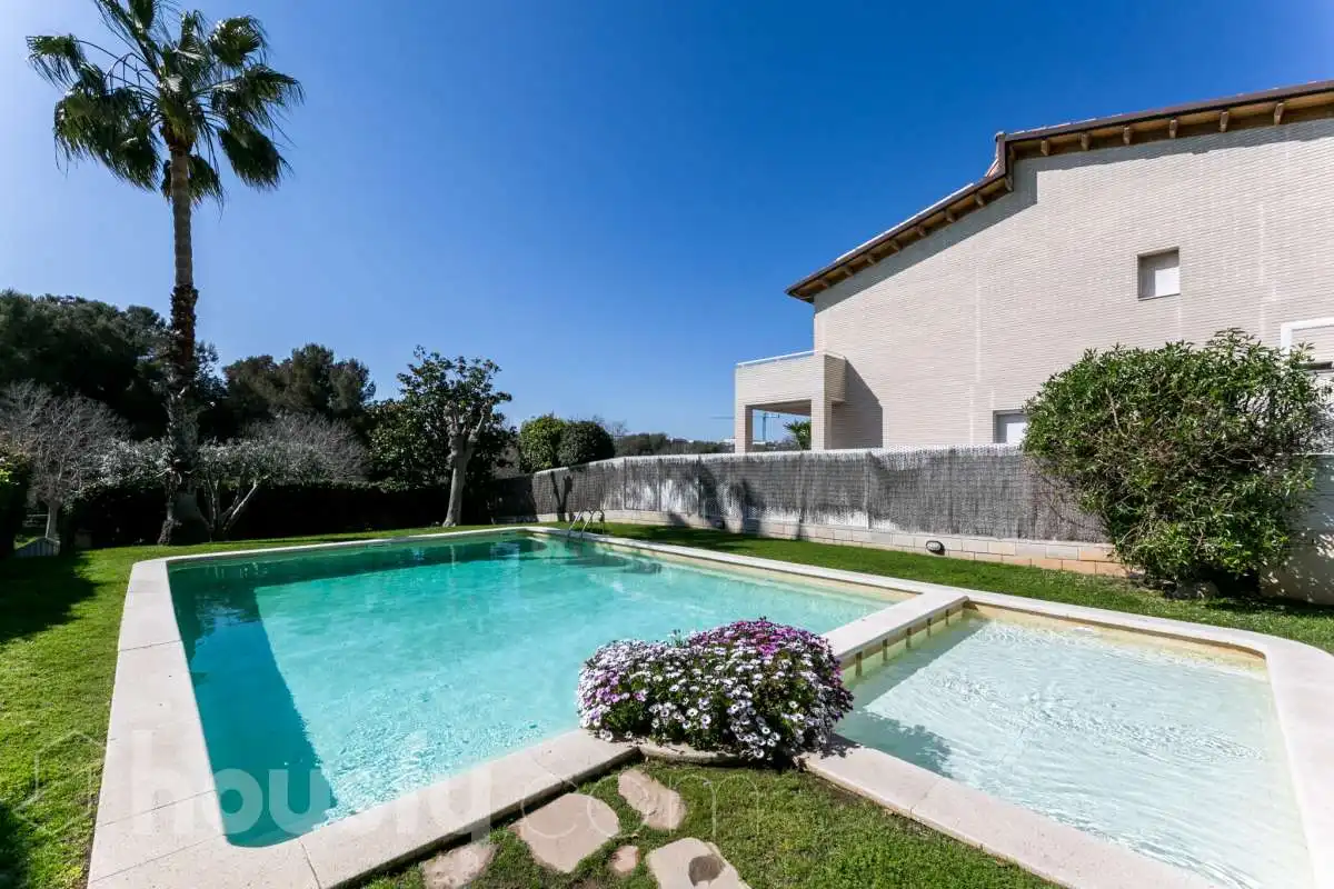 Piscina de Casa adosada en venda en Sitges amb Aire condicionat, Calefacció i Jardí privat