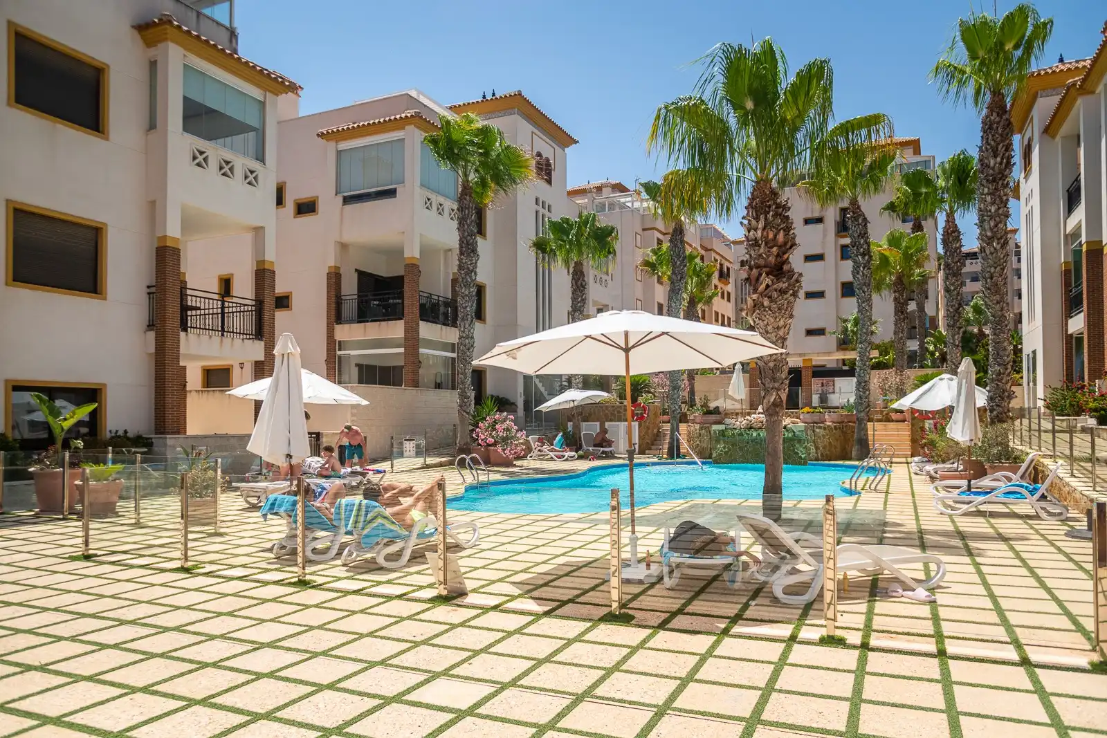 Piscina de Apartament en venda en Guardamar del Segura amb Terrassa, Traster i Balcó