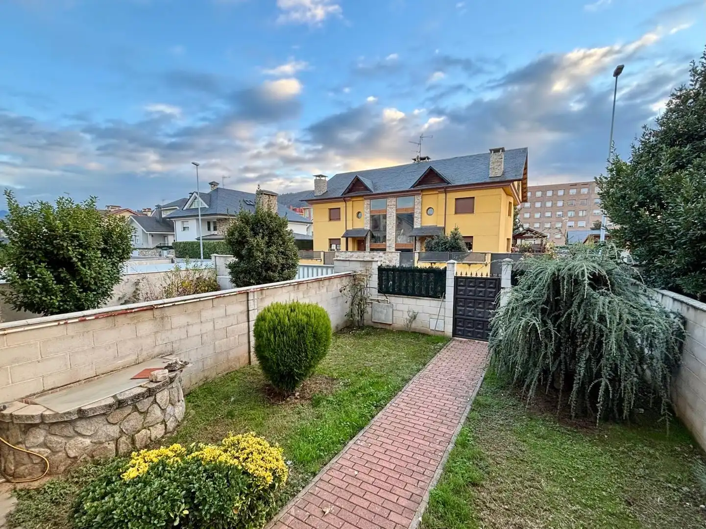 Jardí de Casa adosada en venda en Ponferrada amb Calefacció i Jardí privat