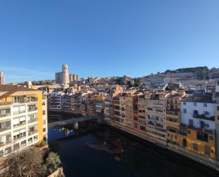 Vista exterior de Pis de lloguer en Girona Capital amb Calefacció, Terrassa i Moblat
