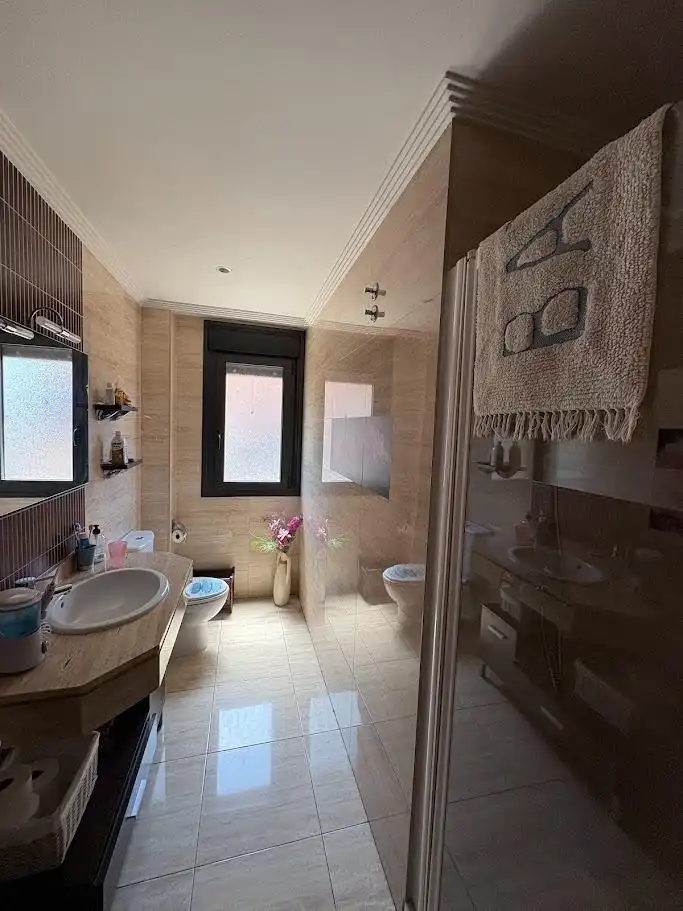 Badezimmer von Einfamilien-Reihenhaus zum Verkauf in Valladolid mit Klimaanlage, Heizung und Privatgarten