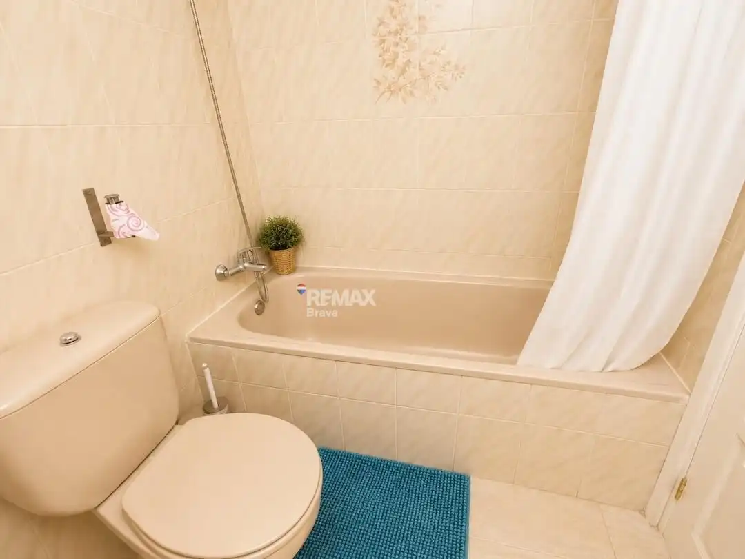 Baño de Piso en venta en Empuriabrava con Terraza y Balcón