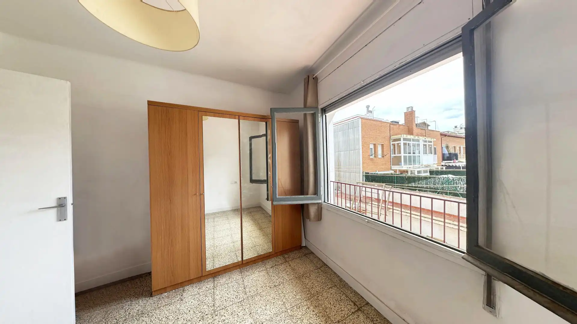 Habitación de Piso en venta en Cornellà de Llobregat con Amueblado, Horno y Balcón