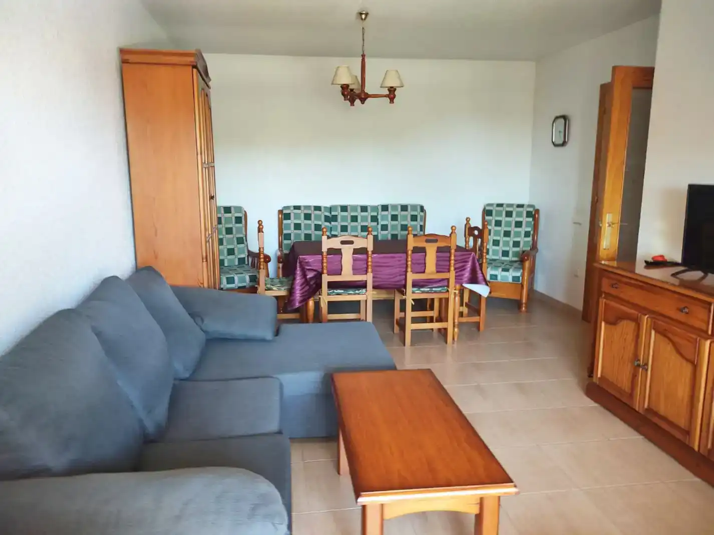 Wohnzimmer von Wohnung zur Miete in Roquetas de Mar mit Klimaanlage, Privatgarten und Schwimmbad