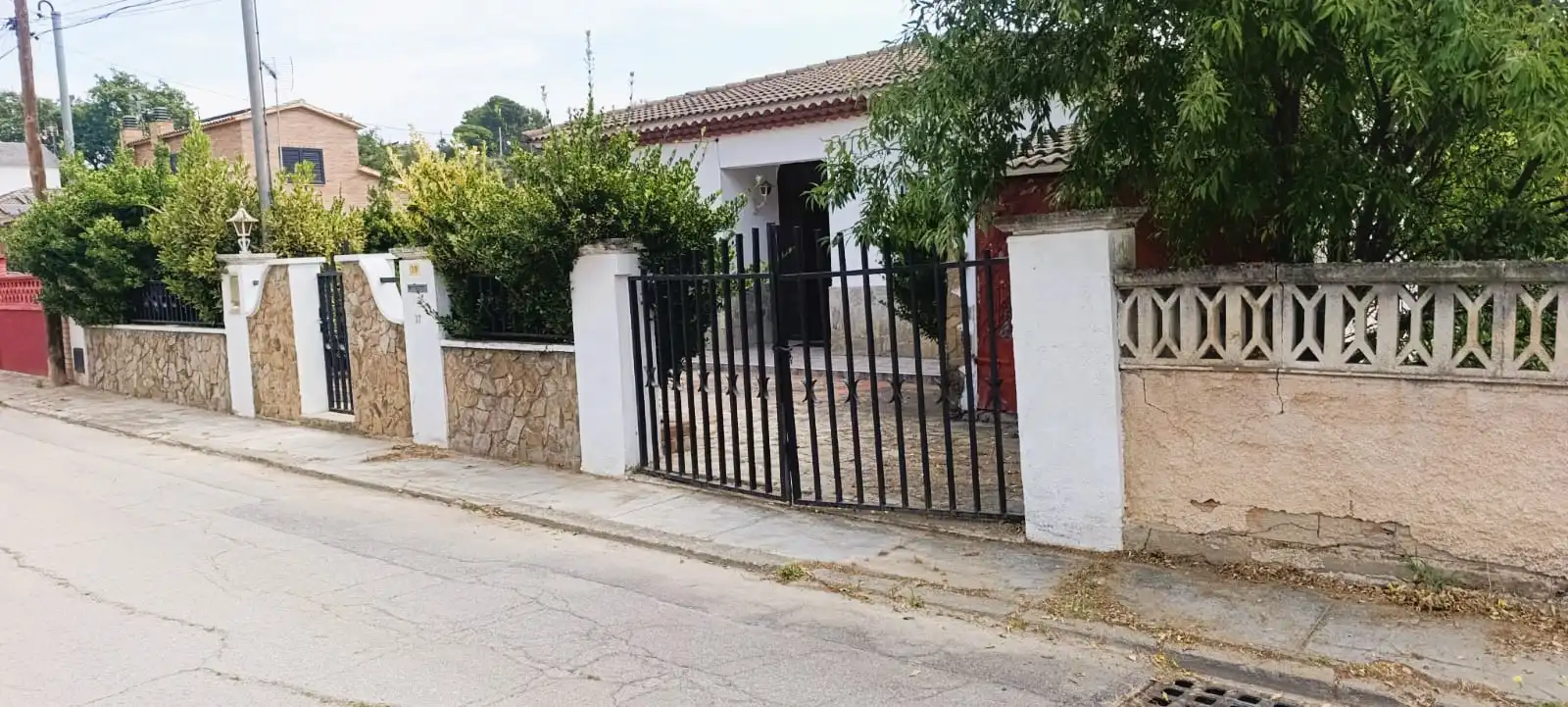 Vista exterior de Casa o xalet en venda en Lliçà d'Amunt amb Aire condicionat, Jardí privat i Terrassa