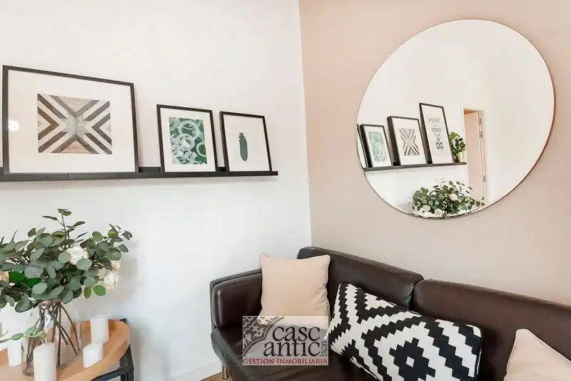 Sala d'estar de Pis en venda en Barcelona amb Parquet, Moblat i Balcó