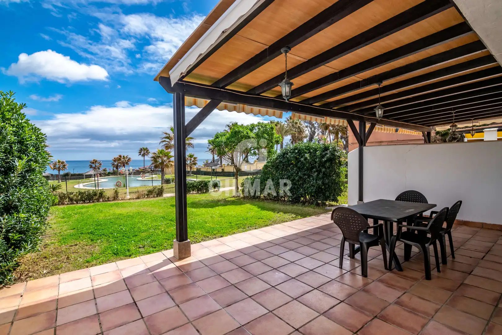 Garten von Einfamilien-Reihenhaus zum Verkauf in Manilva mit Heizung, Privatgarten und Schwimmbad