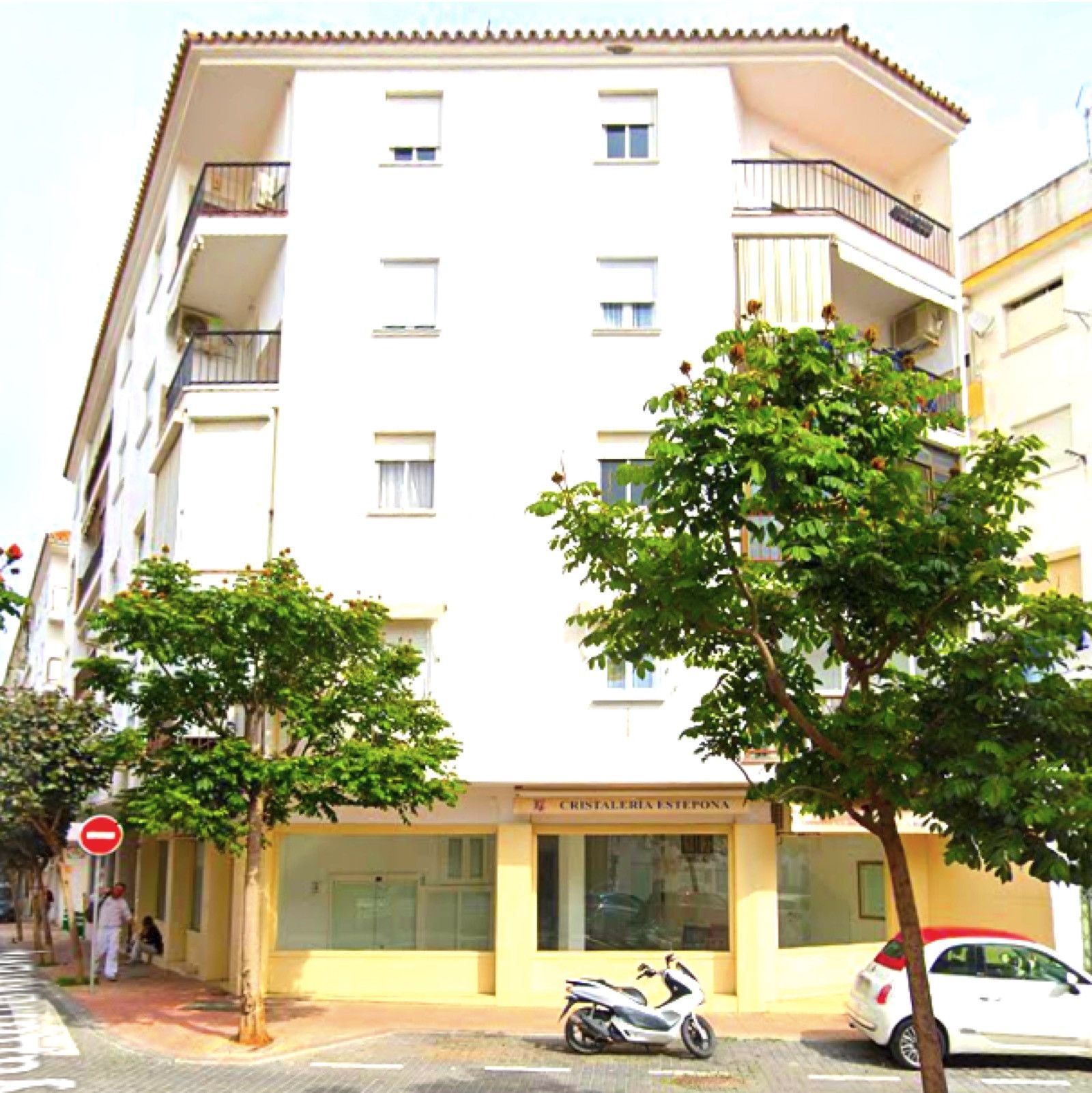 Vista exterior de Apartament en venda en Estepona amb Terrassa, Moblat i Balcó