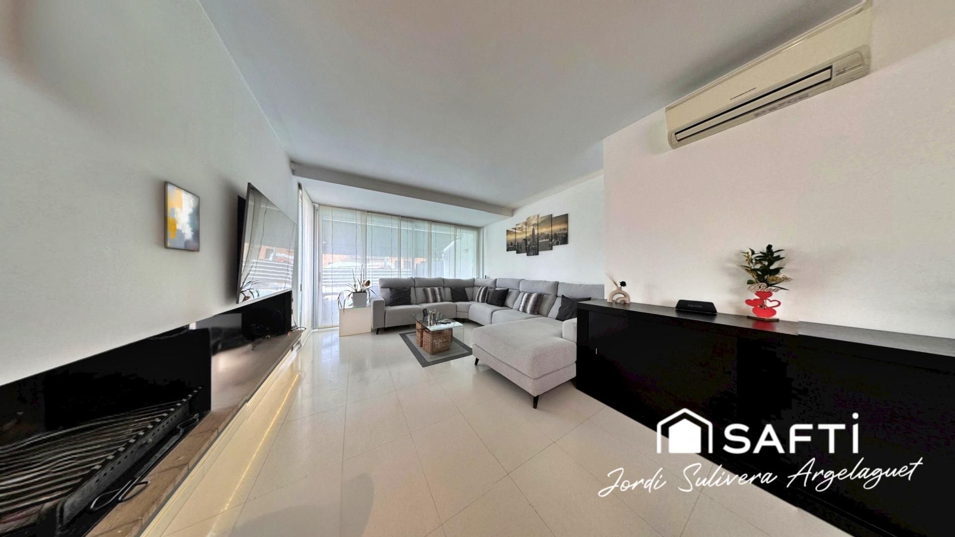 Living room of Single-family semi-detached for sale in Banyoles  with Air Conditioner, Heating and Terrace