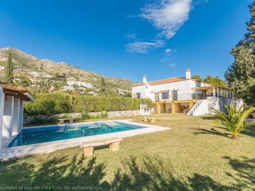 Casa rústica amb piscina en venda a Mijas pueblo