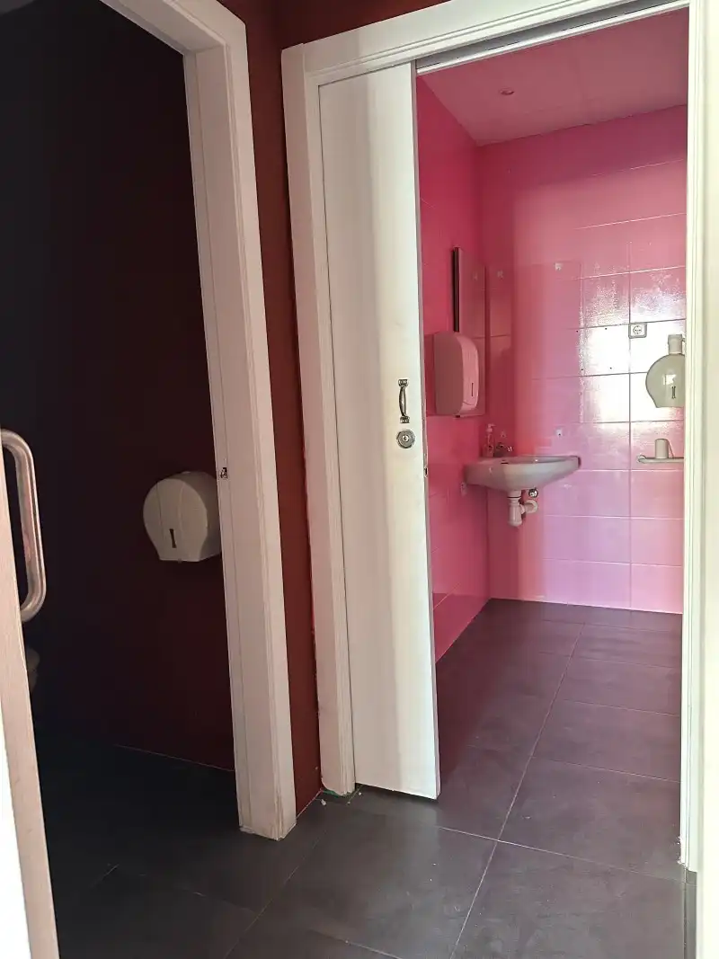 Baño de Local de alquiler en Gandia con Terraza y Alarma