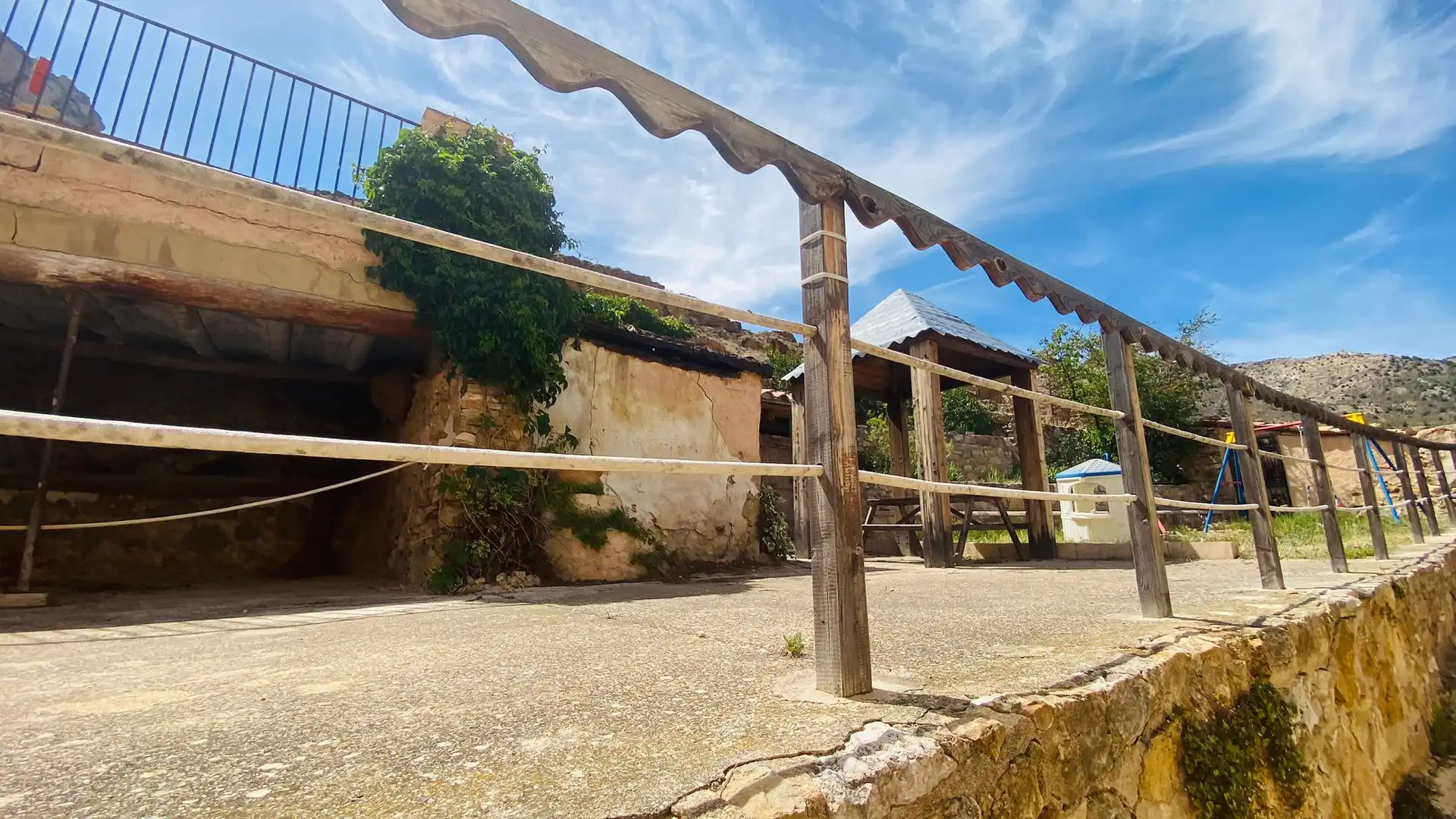 Vista exterior de Casa o xalet en venda en Villarluengo amb Calefacció, Jardí privat i Terrassa