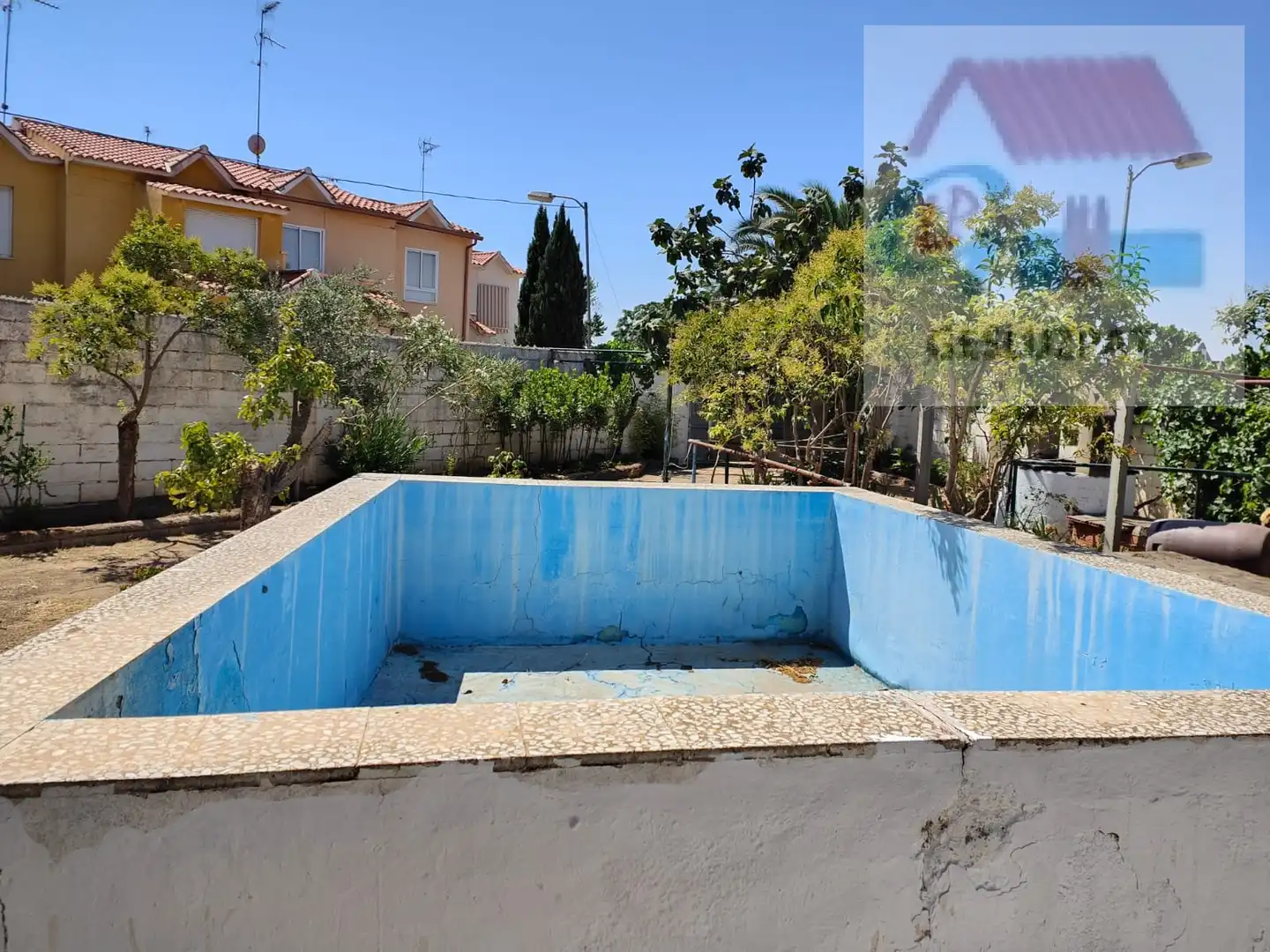 Piscina de Casa adosada en venda en Corral de Almaguer amb Jardí privat, Parquet i Terrassa