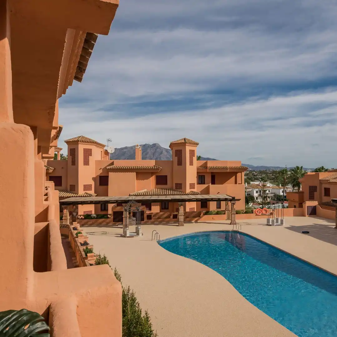 Vista exterior de Apartament en venda en Benahavís amb Piscina comunitària