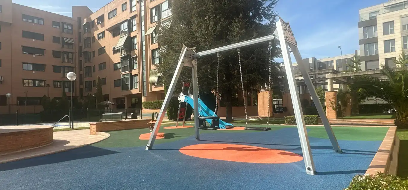 Vista exterior de Pis en venda en Madrid amb Aire condicionat, Calefacció i Jardí privat