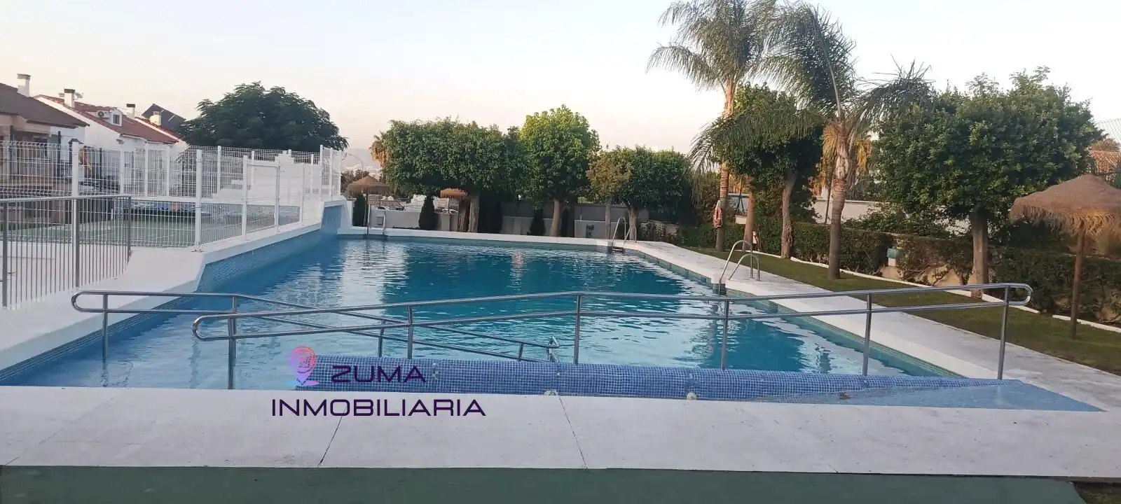 Piscina de Casa adosada en venta en Churriana