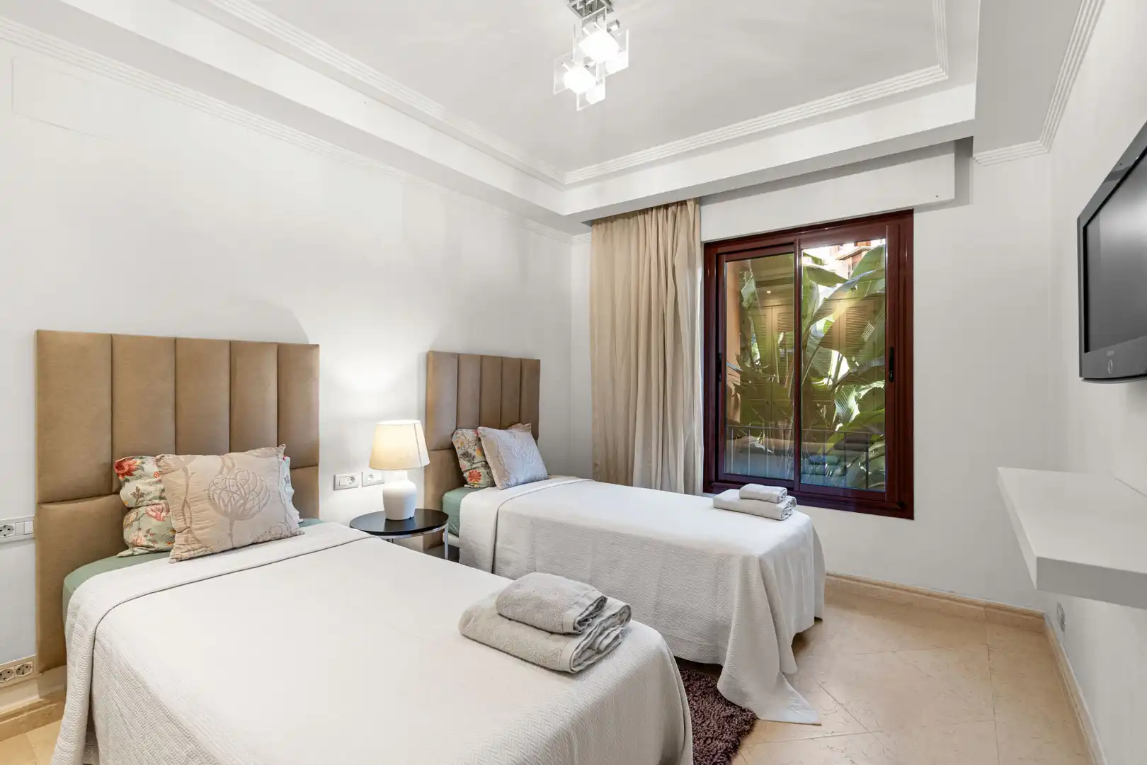 Habitación de Planta baja en venta en Estepona con Aire acondicionado, Terraza y Piscina