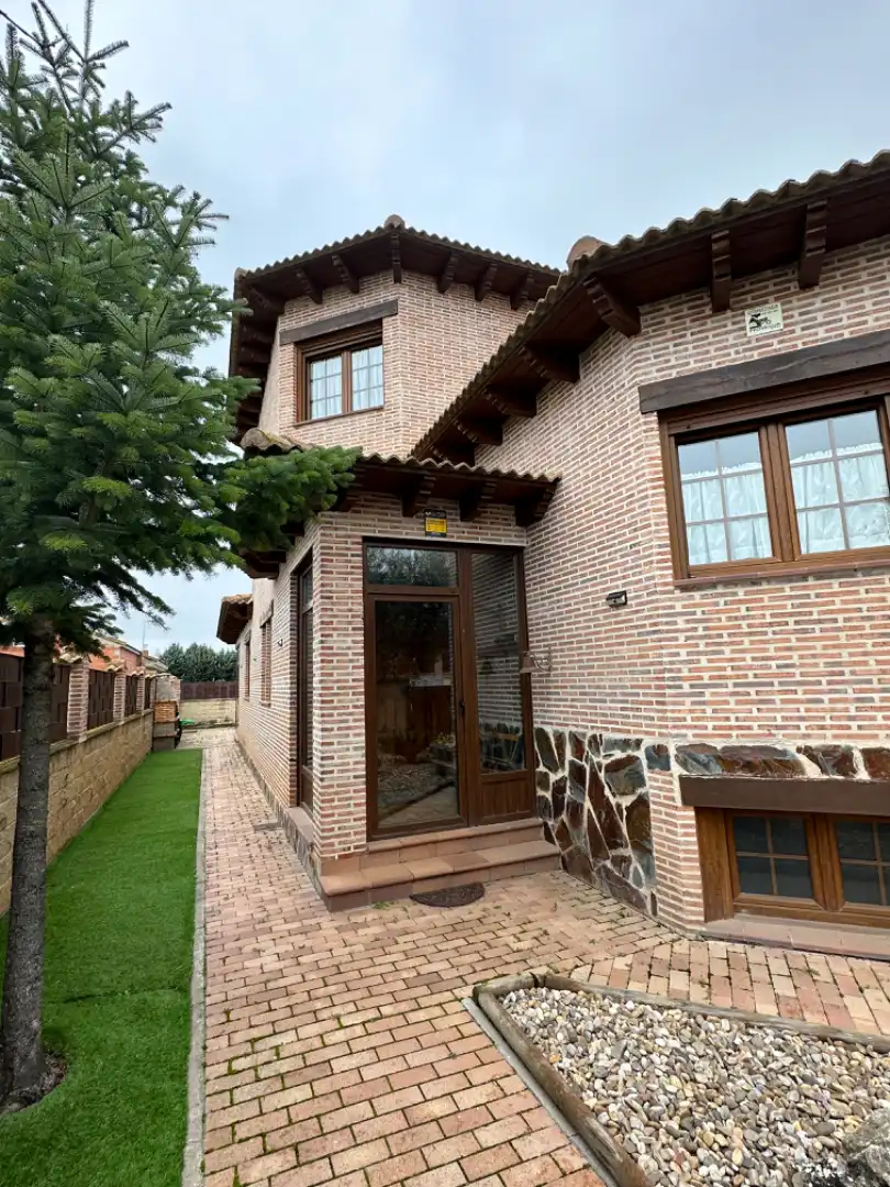 Vista exterior de Casa o xalet en venda en Venta de Baños amb Calefacció, Jardí privat i Alarma