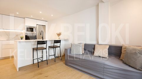 Piso completamente reformado con cocina abierta y balcones
