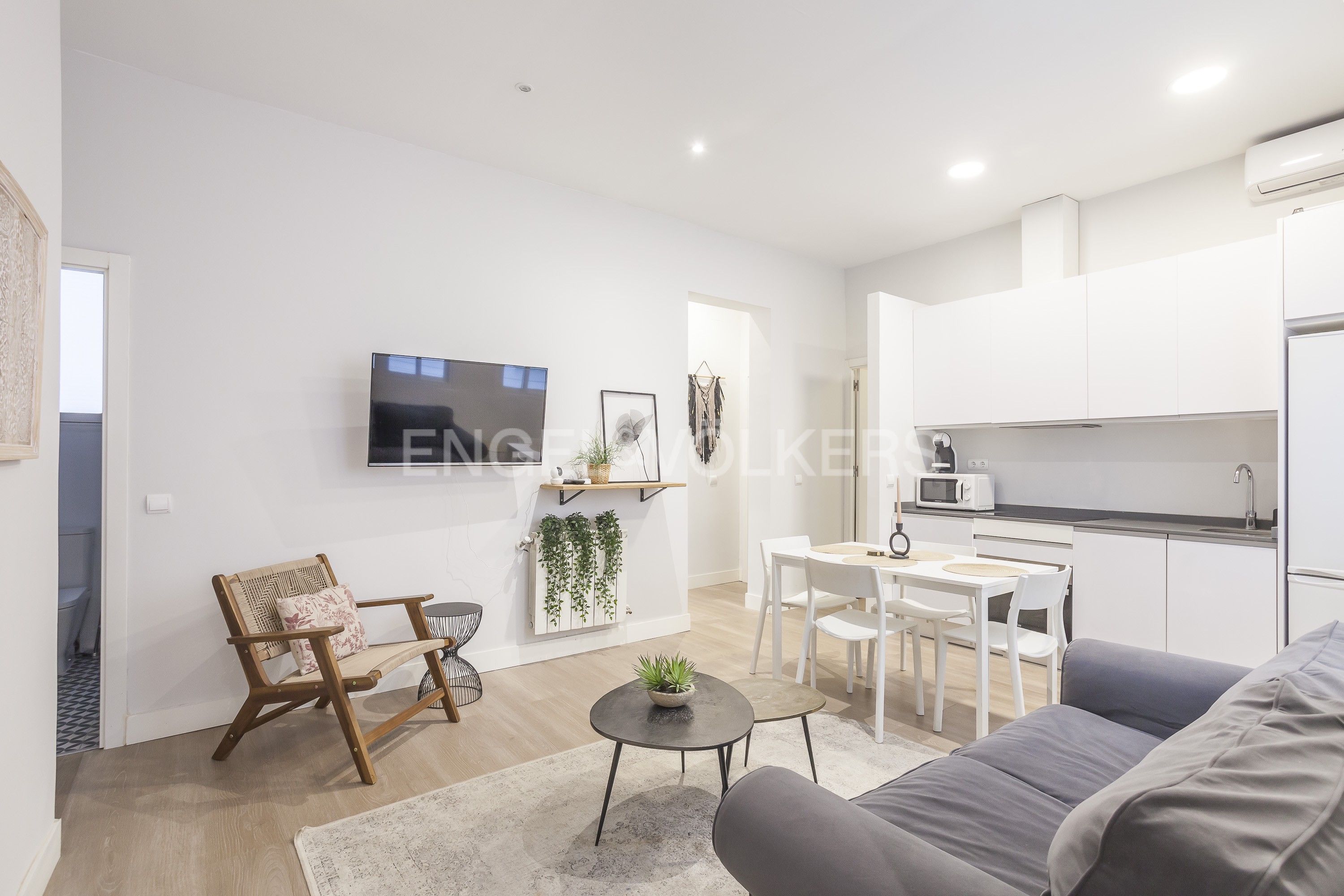 Sala d'estar de Apartament en venda en  Madrid Capital amb Aire condicionat, Calefacció i Moblat