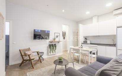 Sala d'estar de Apartament en venda en  Madrid Capital amb Aire condicionat, Calefacció i Moblat