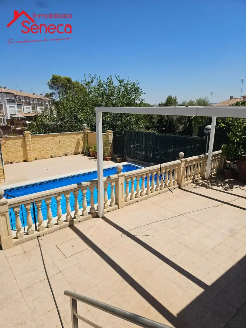 Piscina de Casa adosada en venda en Córdoba amb Aire condicionat, Calefacció i Terrassa