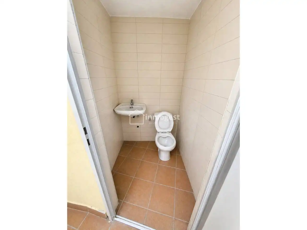 Badezimmer von Wohnung zum Verkauf in Flaçà mit Klimaanlage, Heizung und Privatgarten