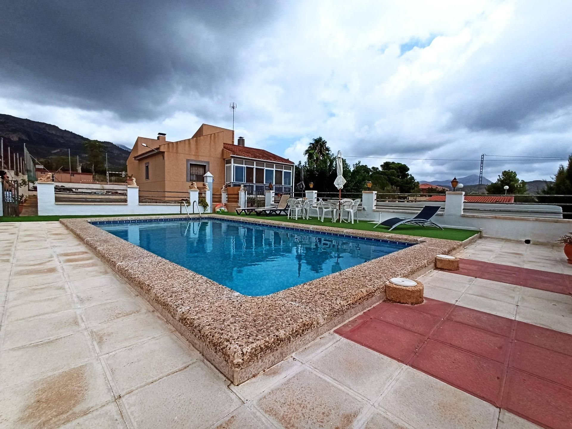 Piscina de Casa o xalet en venda en Alicante / Alacant amb Jardí privat, Terrassa i Piscina comunitària
