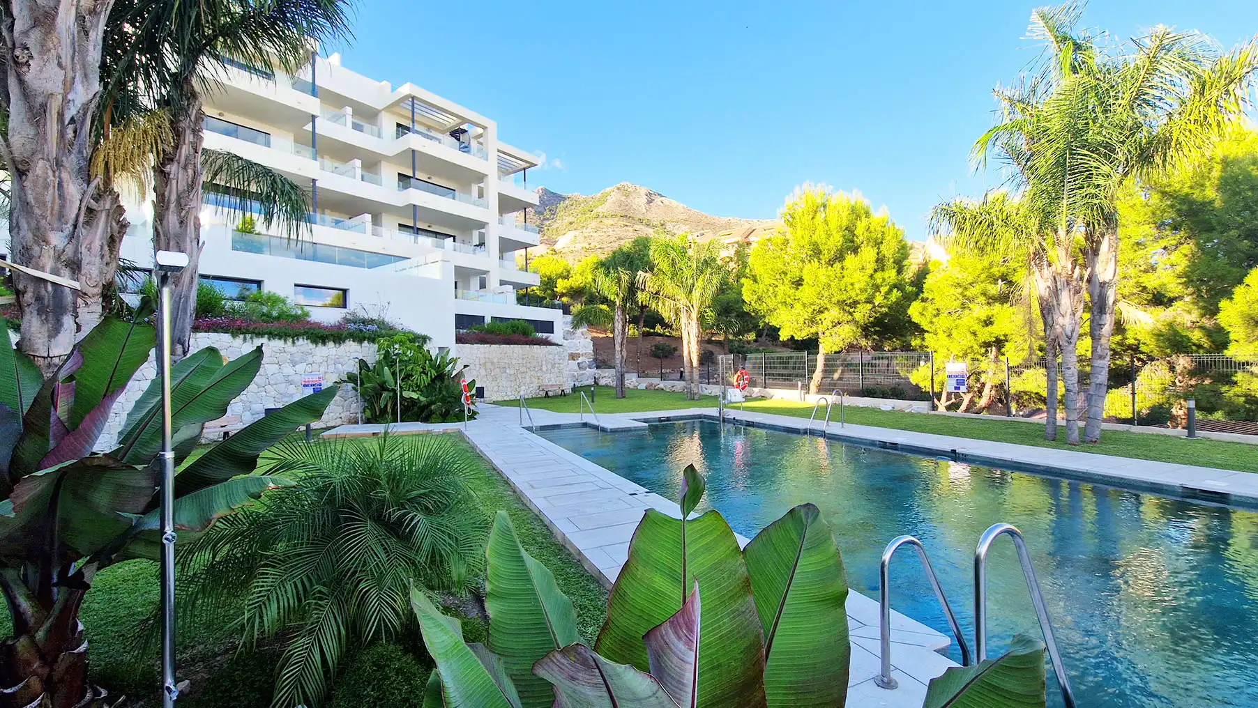 Piscina de Piso en venta en Benalmádena con Aire acondicionado, Calefacción y Terraza