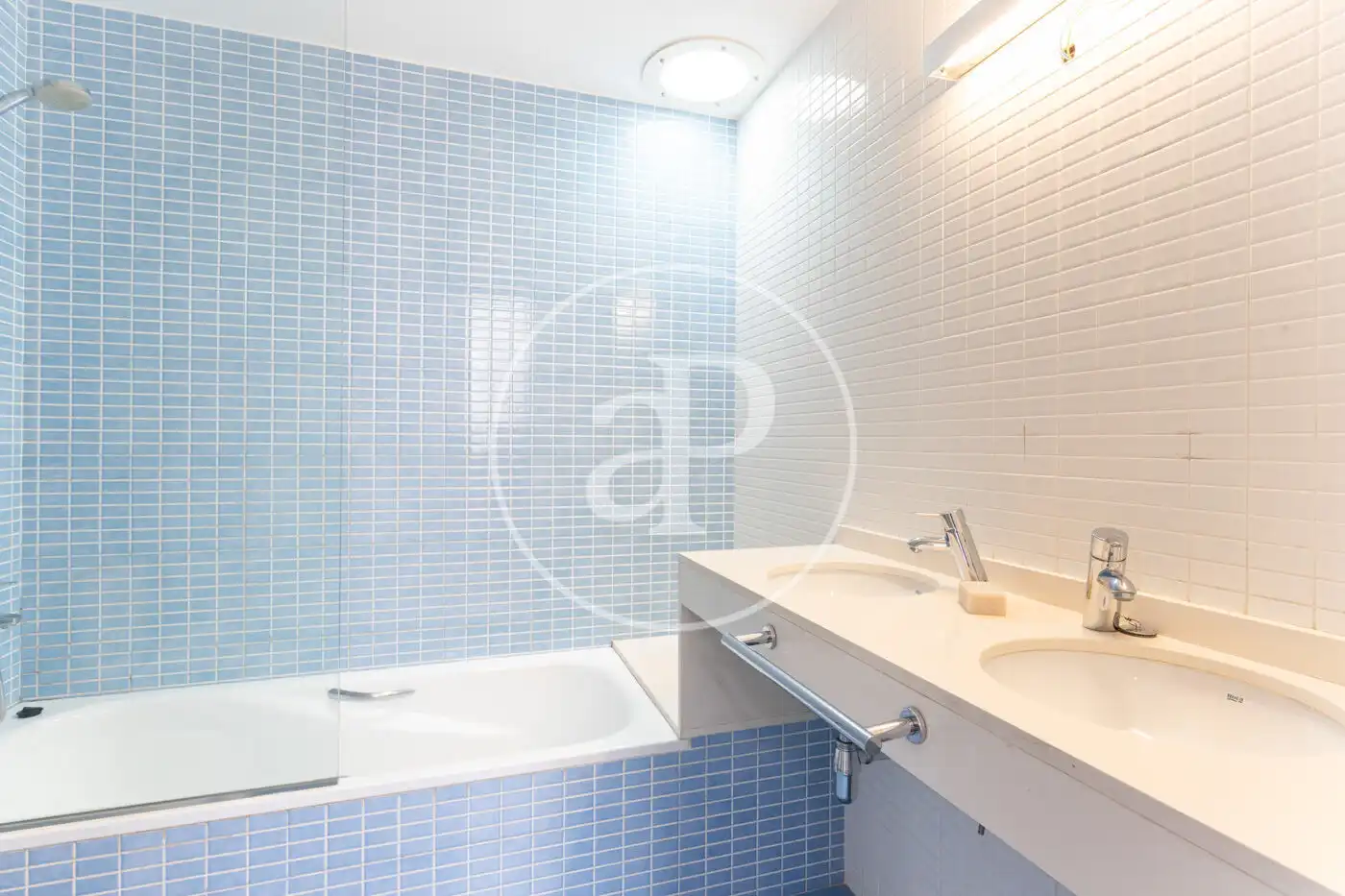 Bathroom of Detached homes for rent in Barcelona  with Air Conditioner, Heating and Private garden