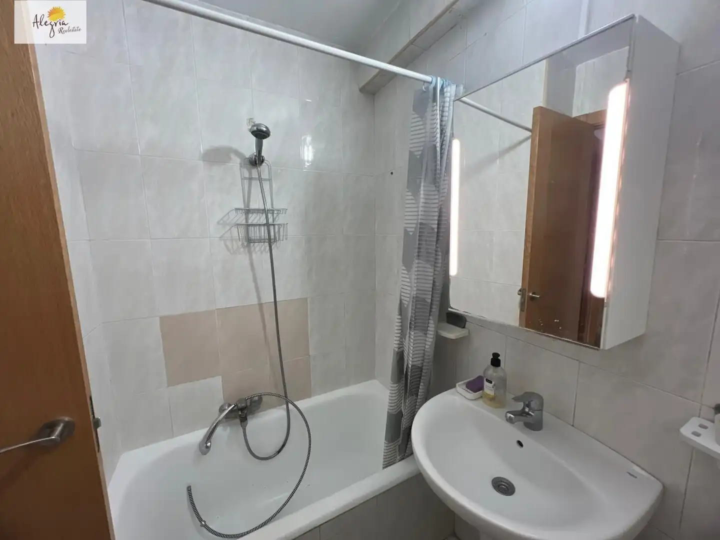 Baño de Piso en venta en Valencia con Aire acondicionado, Terraza y Amueblado