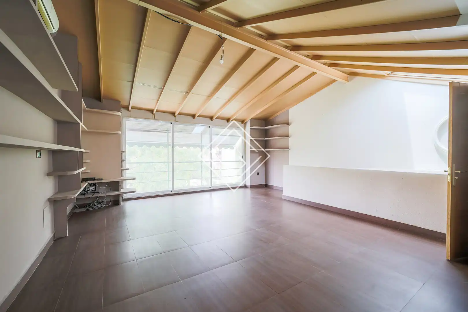 Wohnzimmer von Einfamilien-Reihenhaus zum Verkauf in Madrid mit Klimaanlage, Heizung und Privatgarten