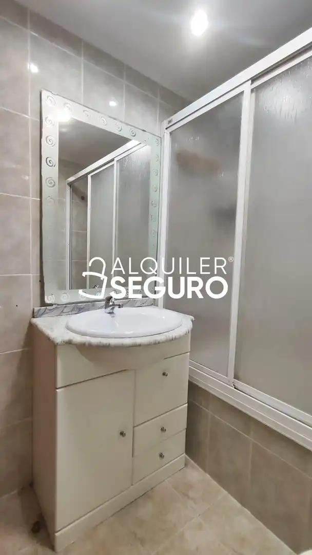 Badezimmer von Wohnung zur Miete in Valencia mit Klimaanlage und Terrasse
