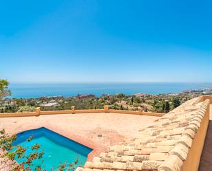 Vista exterior de Casa o xalet en venda en Benalmádena amb Aire condicionat, Calefacció i Jardí privat