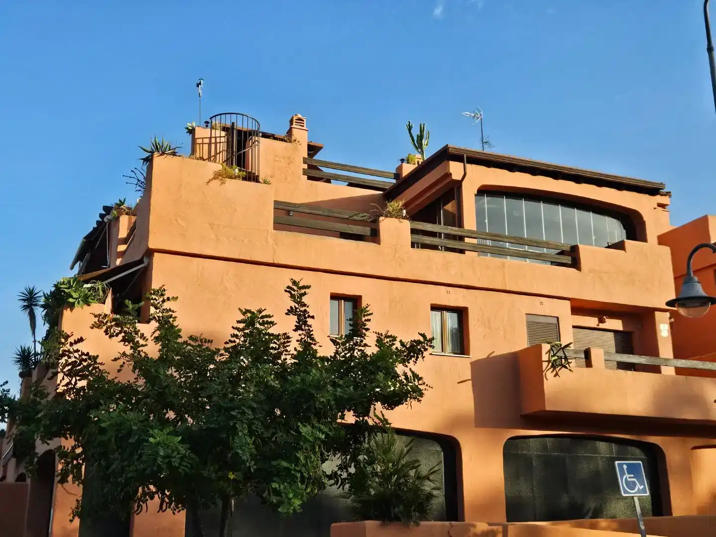 Vista exterior de Pis en venda en Estepona amb Aire condicionat, Calefacció i Jardí privat