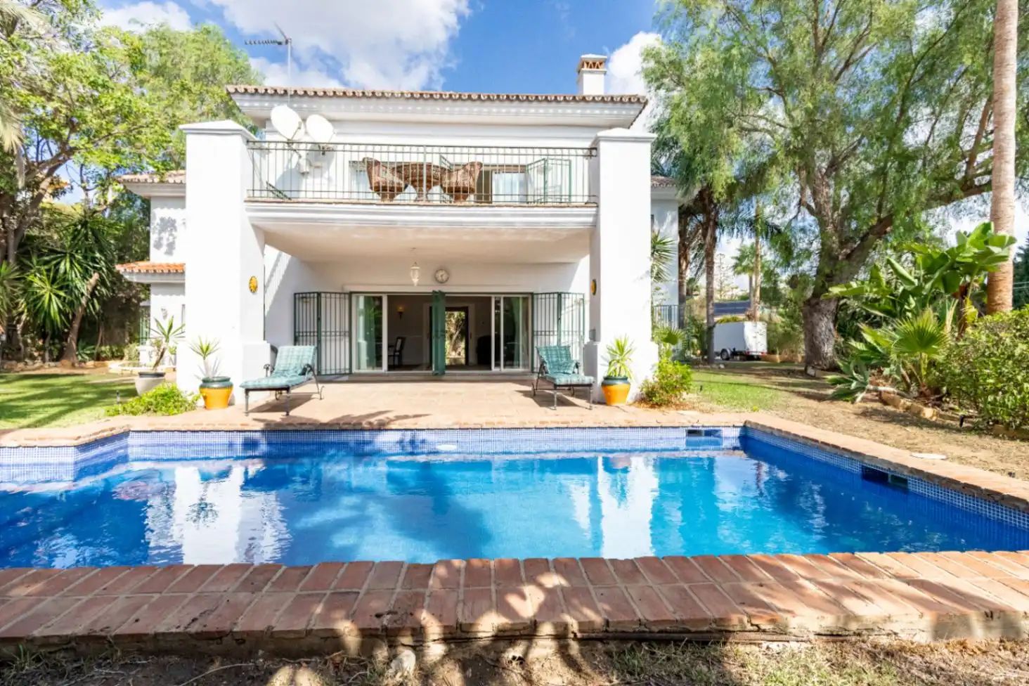 Vista exterior de Casa o xalet en venda en Marbella amb Aire condicionat, Calefacció i Jardí privat