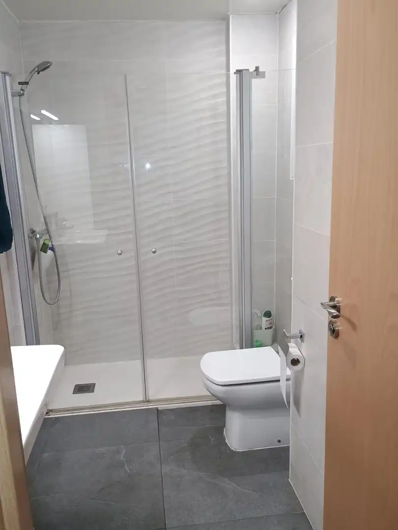 Badezimmer von Wohnung zum Verkauf in Vilanova i la Geltrú mit Klimaanlage, Terrasse und Möbliert