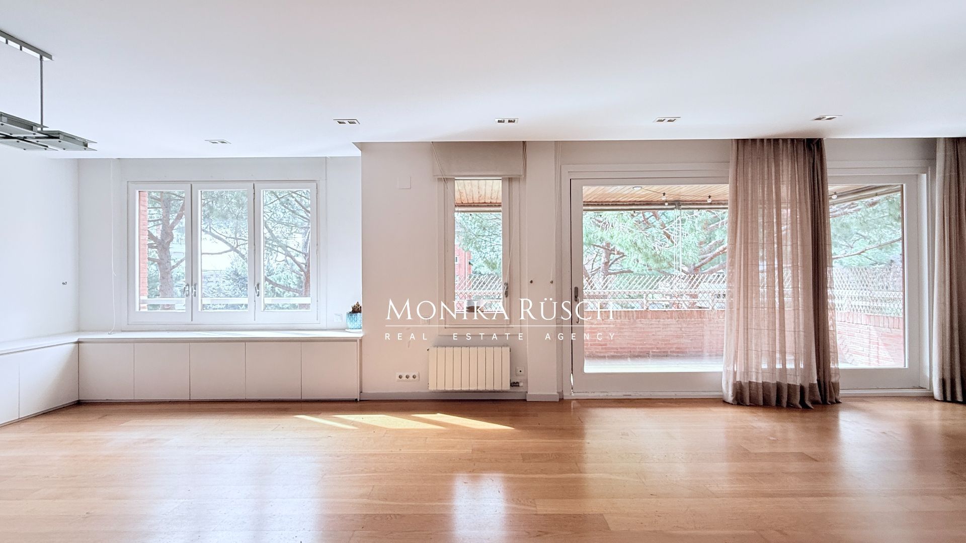 Exterior view of Flat to rent in  Barcelona Capital  with Air Conditioner, Heating and Storage room