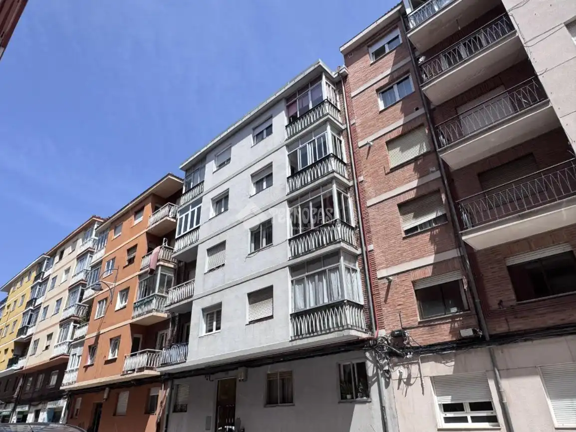 Vista exterior de Piso en venta en León Capital  con Calefacción, Parquet y Trastero