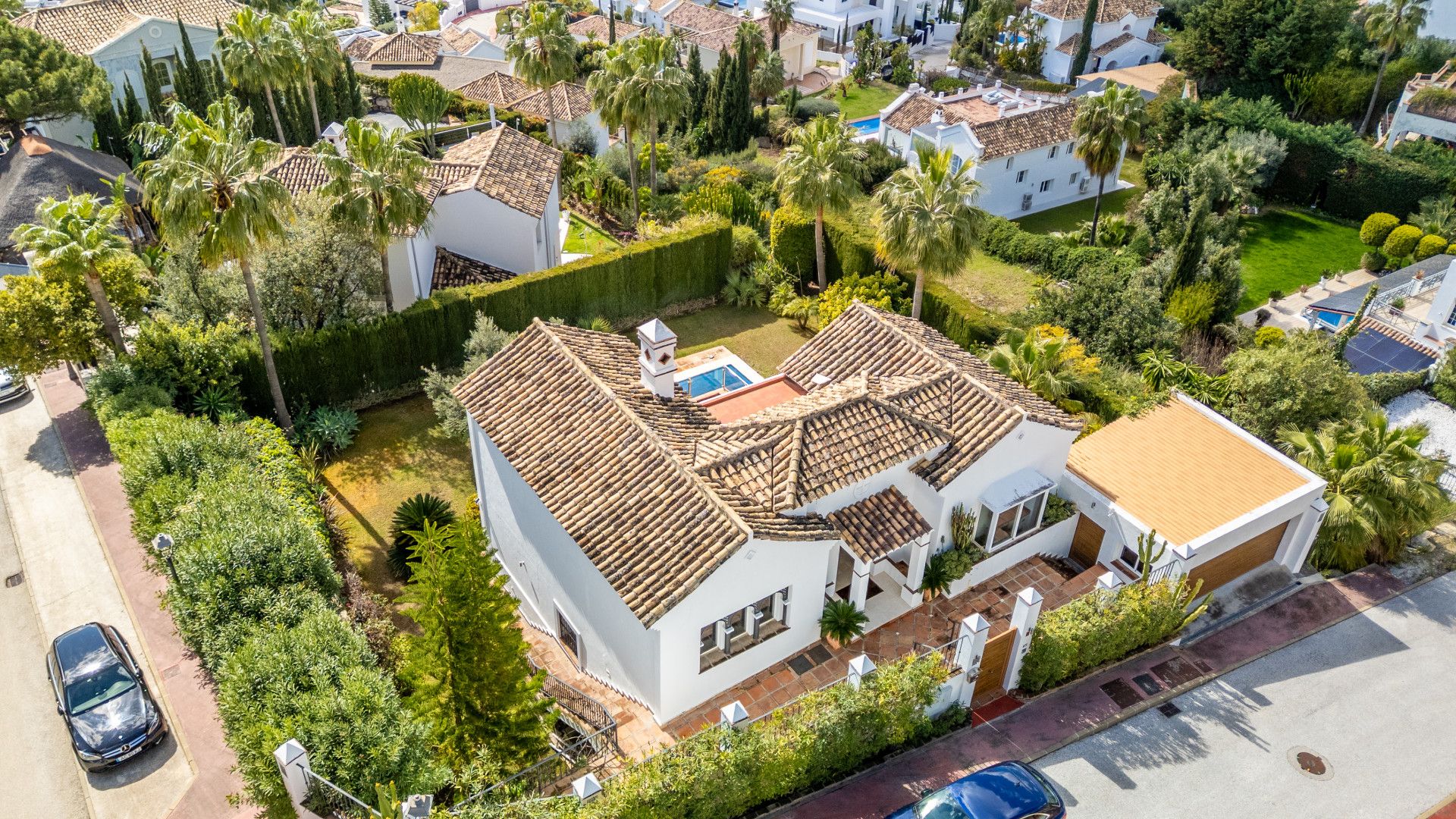 Vista exterior de Casa o xalet en venda en Istán amb Aire condicionat, Jardí privat i Terrassa