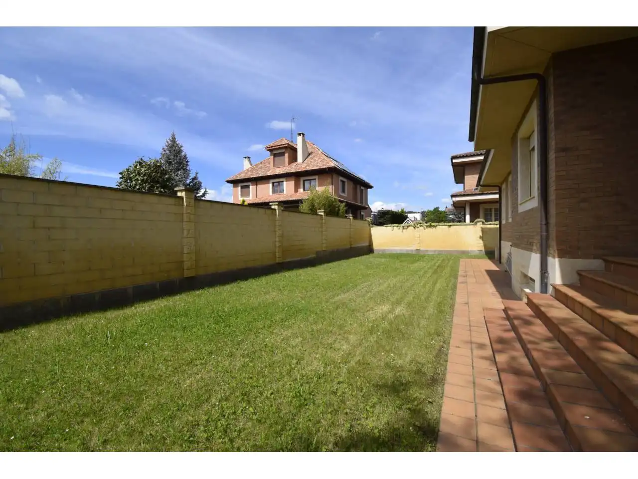 Jardí de Casa o xalet en venda en León Capital  amb Calefacció, Parquet i Terrassa