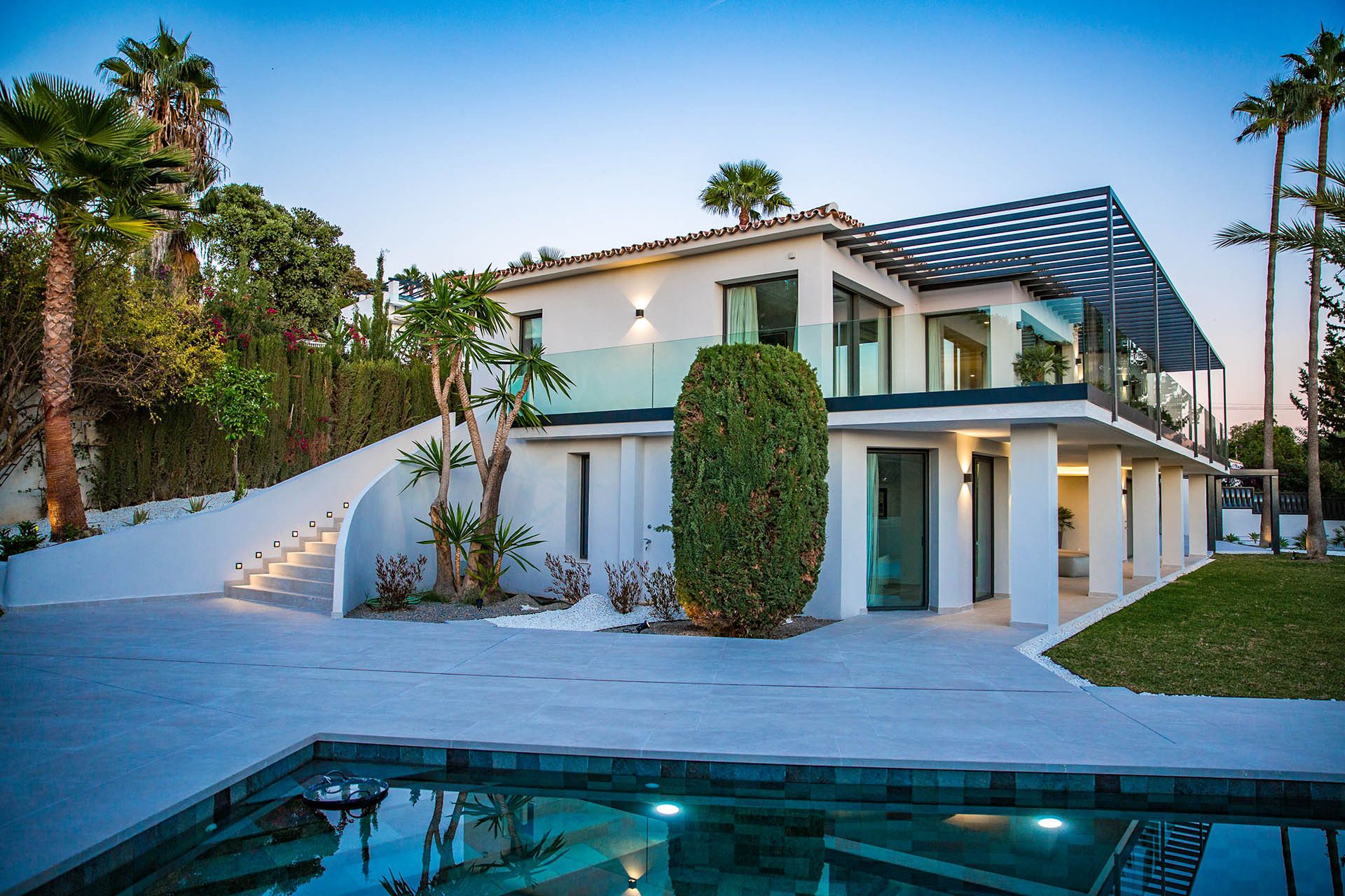 Vista exterior de Casa o xalet en venda en Marbella amb Aire condicionat, Jardí privat i Terrassa