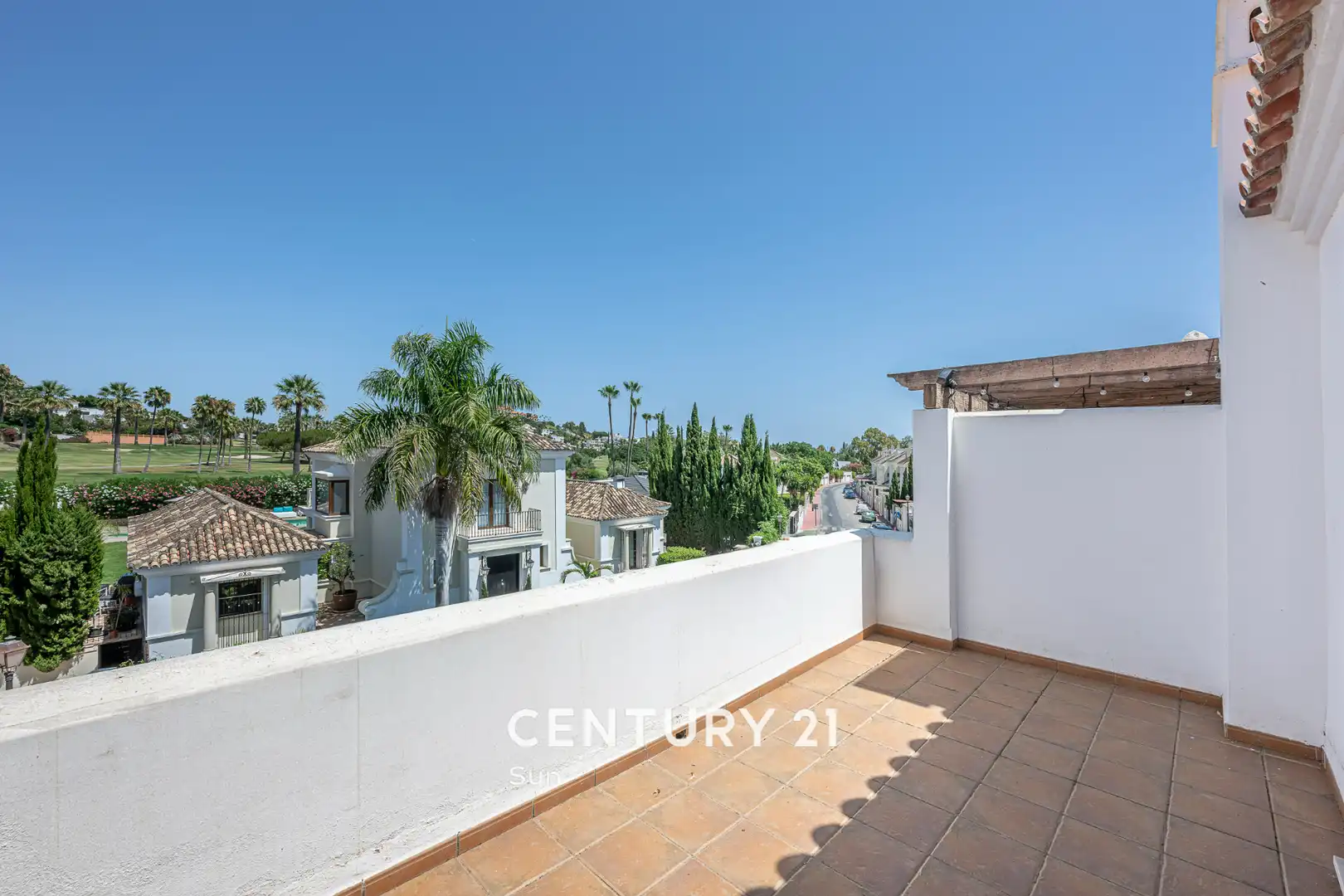 Vista exterior de Casa adosada en venda en Marbella amb Aire condicionat, Calefacció i Jardí privat